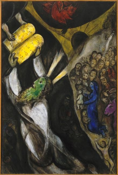 La Loi du Ciel – Cantique de Marie et des Prophètes . La loi divine: Moïse reçoit les dix commandements, à droite, il y a une femme agenouillée vêtue d&#039;une robe bleue et tenant un enfant qui regarde les dix commandements. Les figures de droite représentent les descendants des Juifs jusqu&#039;à la naissance de Jésus; La scène continue en bas avec un enfant, le nouvel homme. Image: Marc Chagall.
